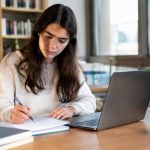 Devenir professeur des écoles : parcours, concours et compétences essentielles